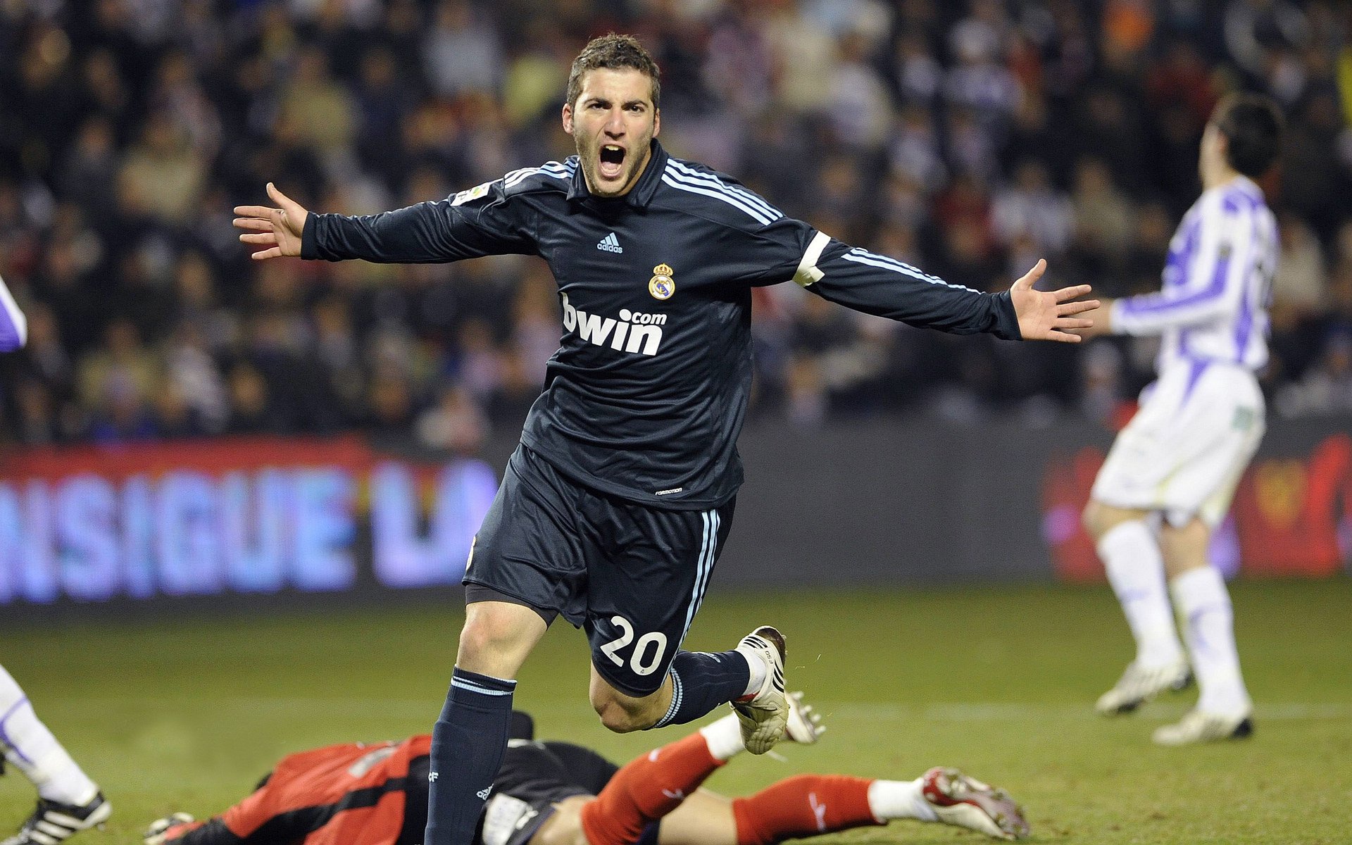 教练的战术创新:欧冠中的“黑科技”,欧冠训练用球